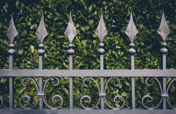 Pagar besi dengan hiasan daun-daunan